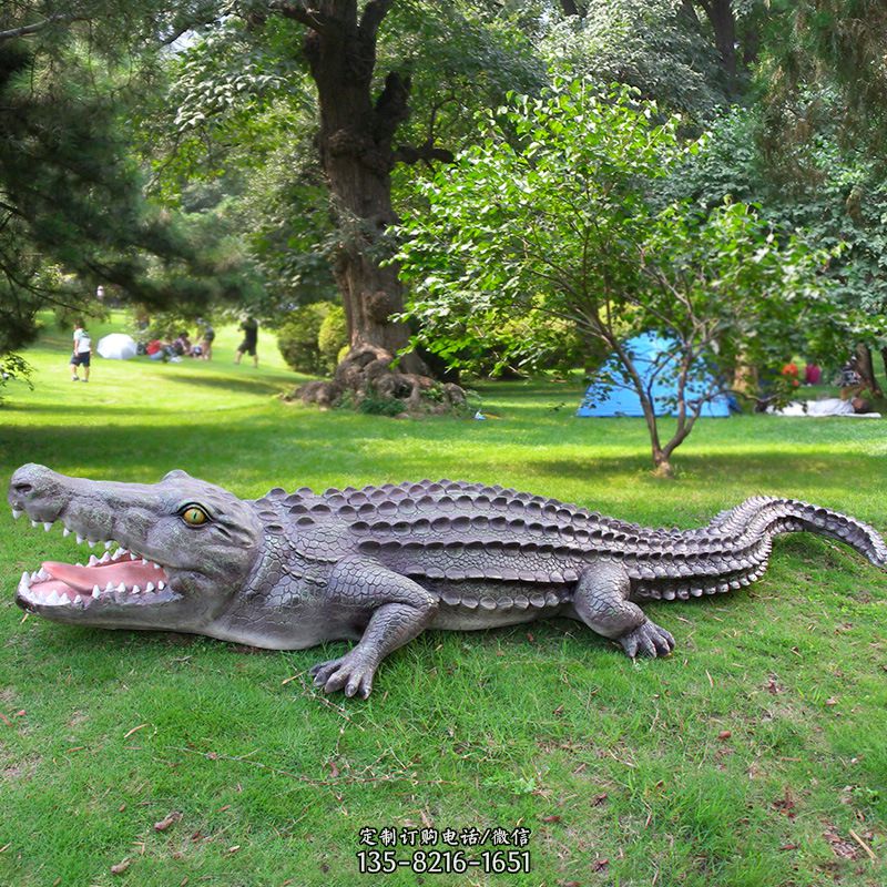 戶外園林景觀仿真玻璃鋼鱷魚雕塑公園水池裝飾擺件